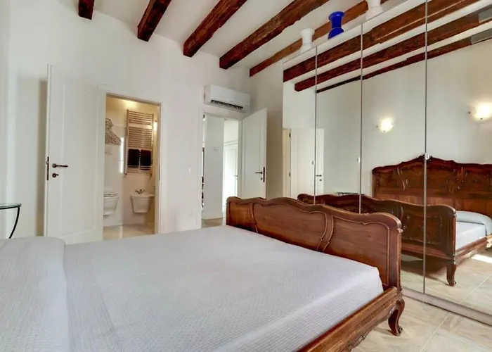 Venice Traditional Home With Terrace, Italy