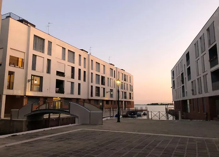 Modern Sunny Apartment In Residental Area Venice, Italy