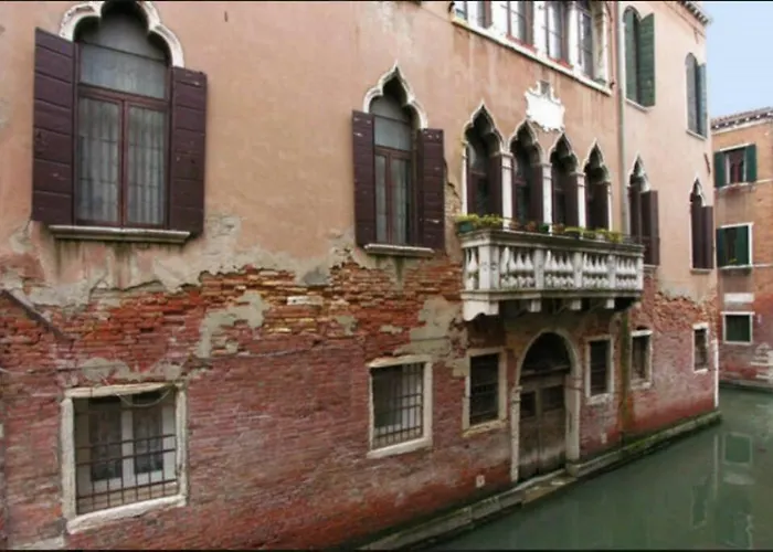 Walk On The Water ✧ 5 Minutes To Rialto Bridge Apartment Venice, Italy