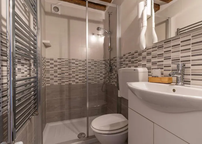 Ca' Leoncino - Venice Canal Front Apartment, Italy